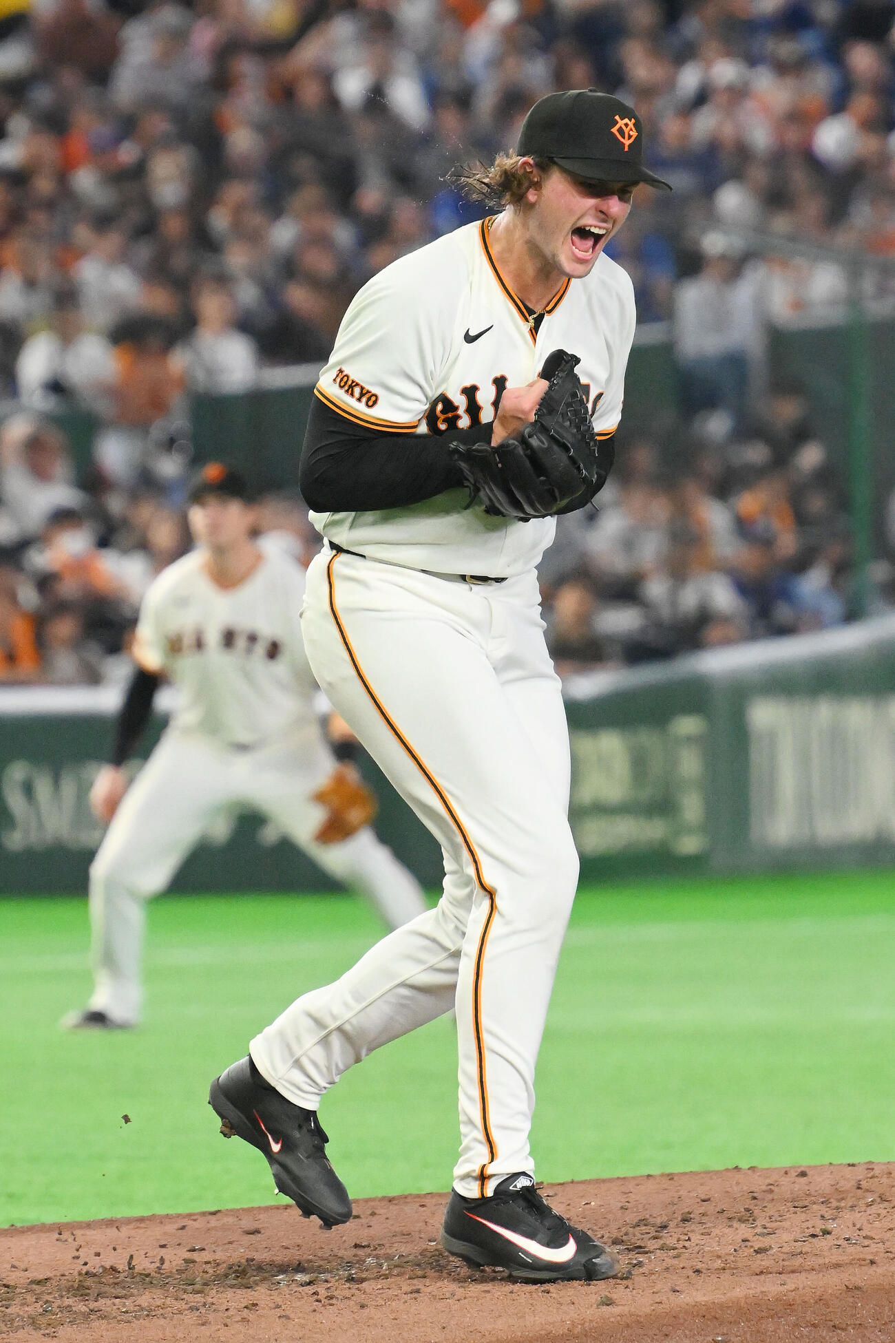 巨人対中日　4回表中日2死二塁、細川成也を空振り三振に仕留め雄たけびを上げるフォレスト・ウィットリー（撮影・滝沢徹郎）