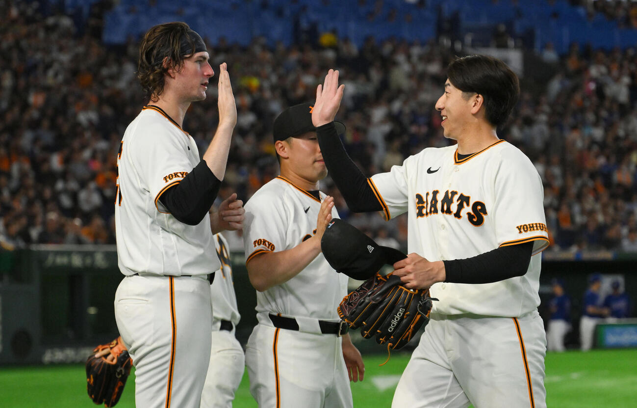 巨人対中日　8回表を投げ終えた巨人2番手の大勢（右）を迎える先発のフォレスト・ウィットリー（左）（撮影・滝沢徹郎）