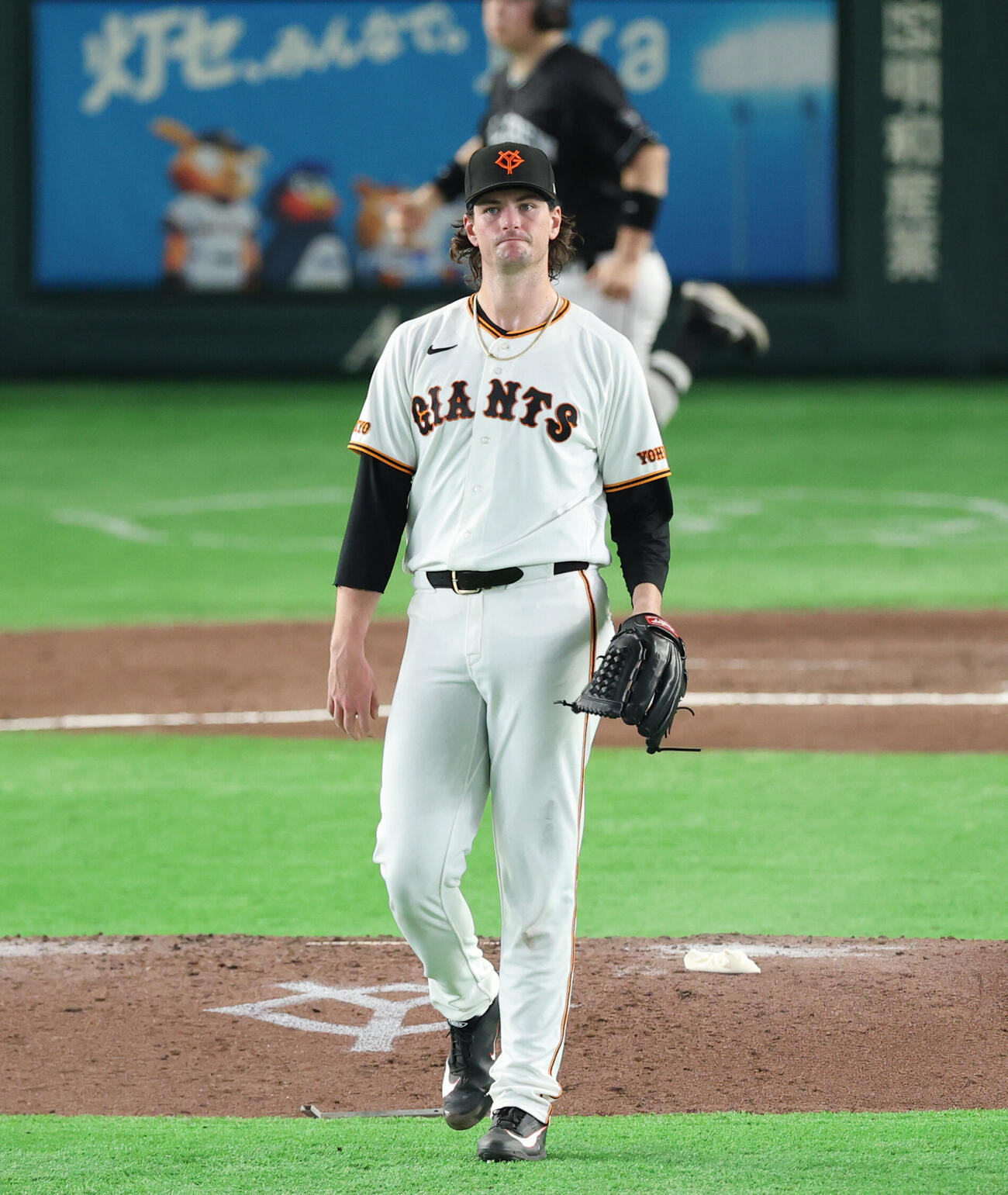 巨人対中日　8回表中日2死、村松開人に安打を浴びるフォレスト・ウィットリー（撮影・増田悦実）