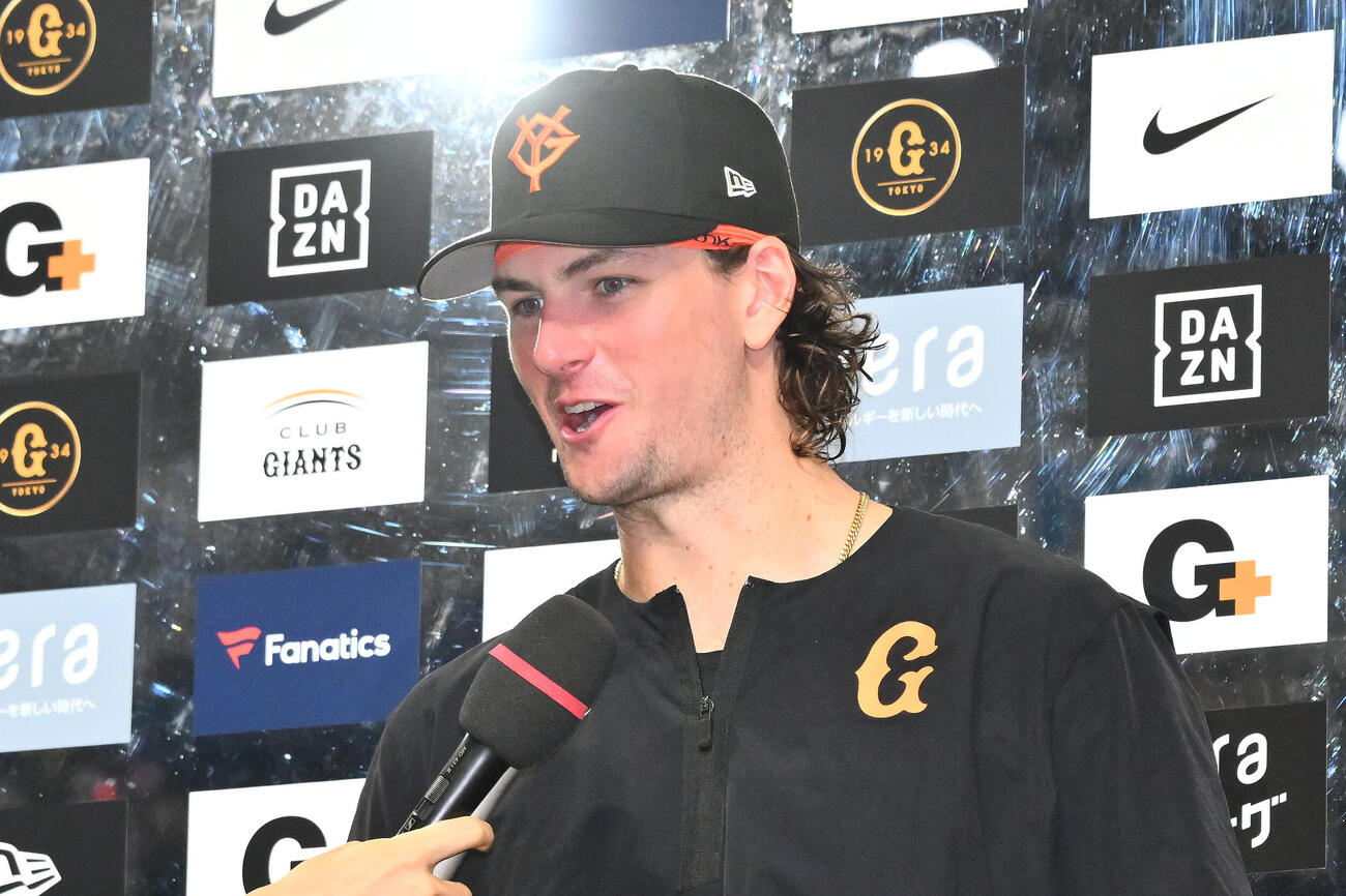 巨人対中日　ヒーローインタビューを受ける巨人フォレスト・ウィットリー（撮影・滝沢徹郎）
