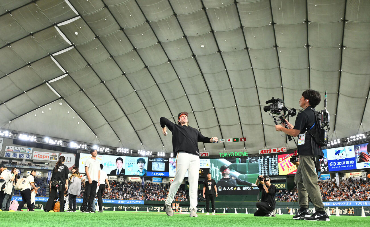 巨人対中日　試合後、サインボールを観客席に投げ込む巨人フォレスト・ウィットリー（撮影・滝沢徹郎）