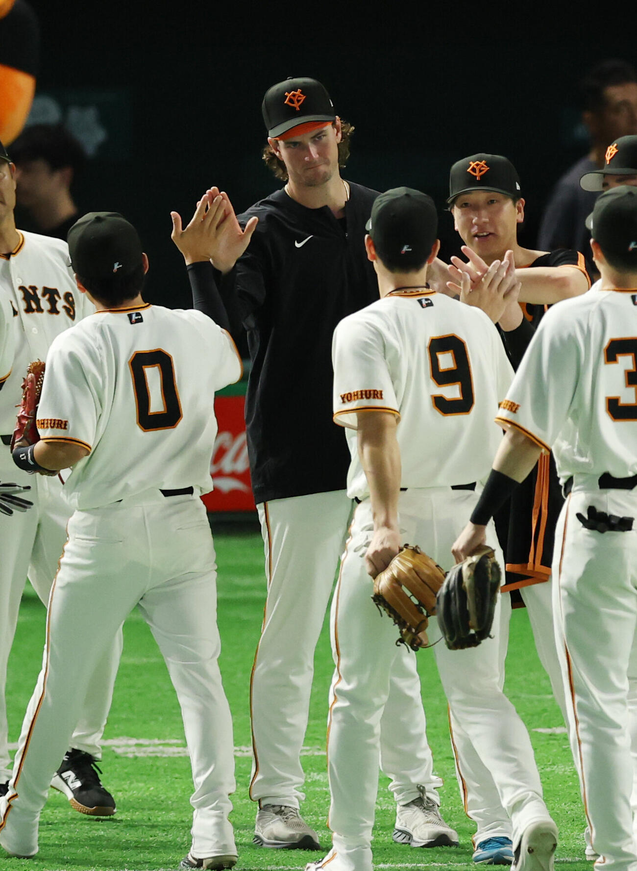 巨人対中日　勝利しナインとタッチを交わすフォレスト・ウィットリー（撮影・増田悦実）
