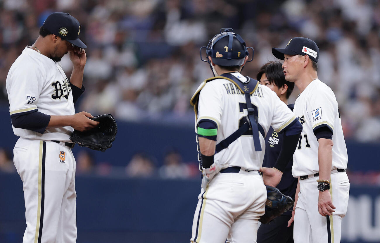 オリックス対西武　5回表西武2死一、二塁、古賀悠斗に適時打を許したルイス・ペルドモ（左）に降板を告げた岸田護監督（右）（撮影・前田充）