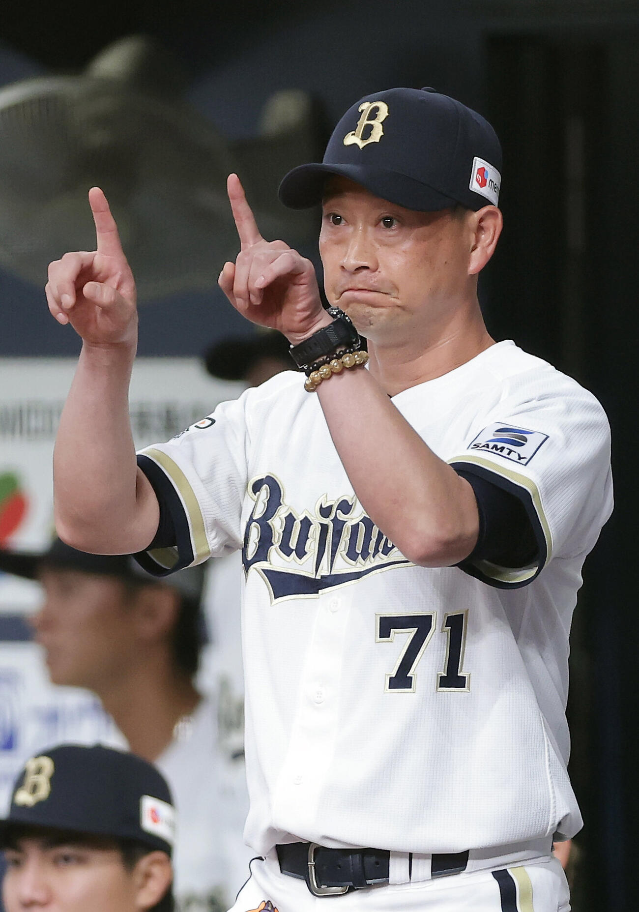 オリックス対西武　1回表リクエストするオリックス岸田護監督（撮影・前田充）