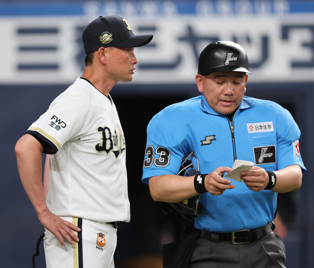 オリックス対西武　3回の攻撃を終え選手交代を告げるオリックス岸田護監督（撮影・西尾就之）