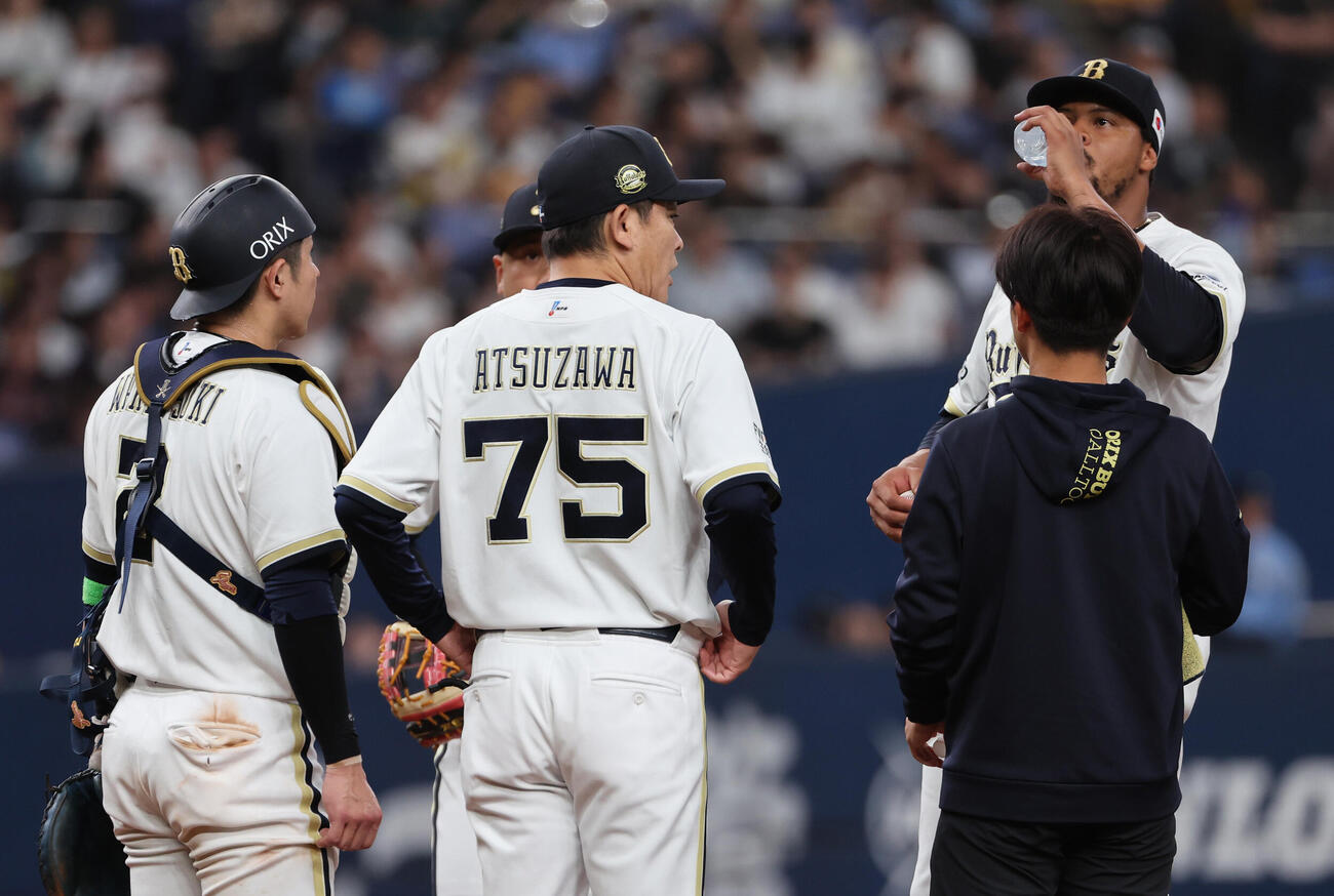 オリックス対西武　5回に3点目を失ったオリックス先発のルイス・ペルドモは厚沢和幸コーチが運んだ水を飲む（撮影・西尾就之）