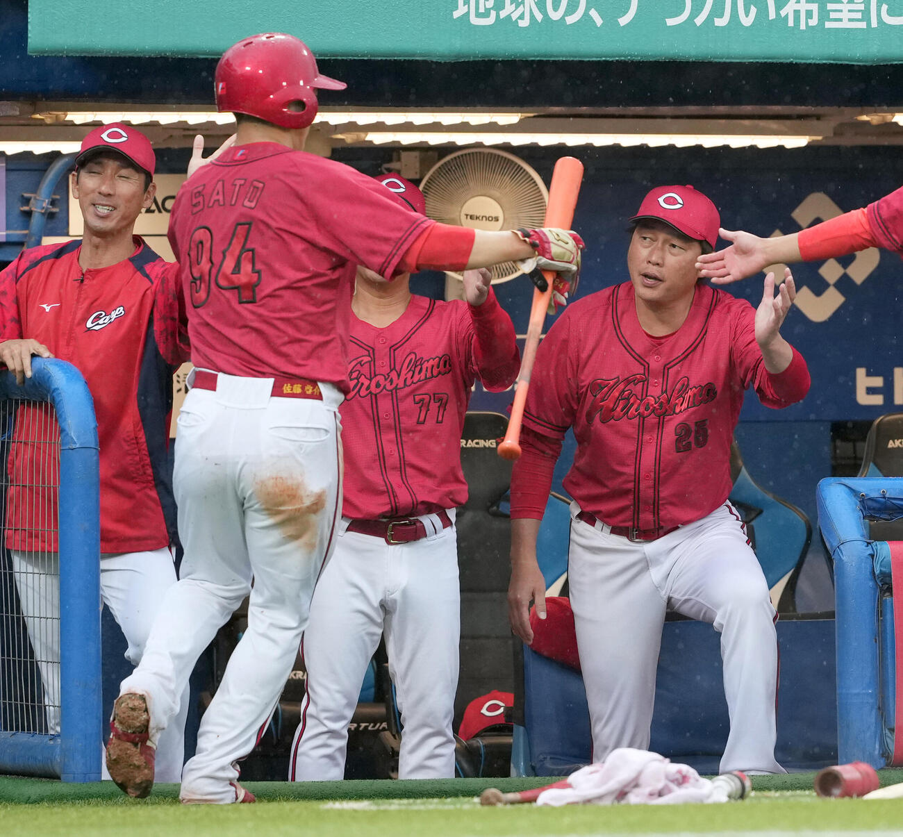 ヤクルト対広島　2回表広島2死一、三塁、勝田成の適時内野安打で生還した佐藤啓介を迎える新井貴浩監督（撮影・たえ見朱実）