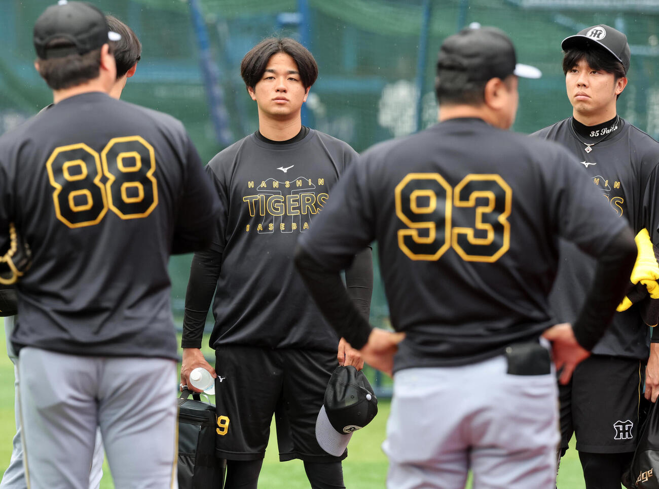 DeNA対阪神　雨天の中、円陣で話をきく阪神高橋遥人（中央）、才木浩人ら（撮影・浅見桂子）