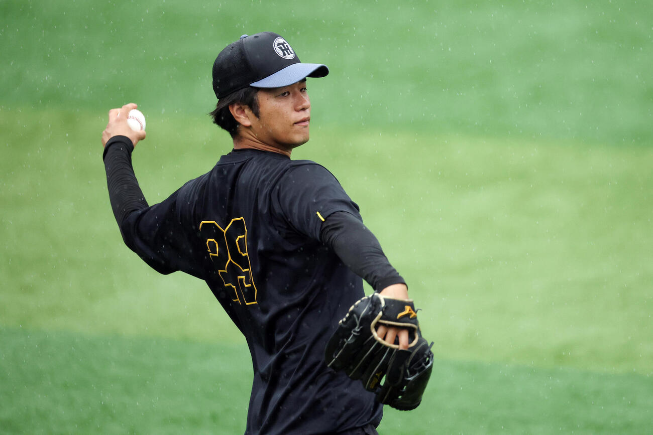 DeNA対阪神　キャッチボールする阪神高橋遥人（撮影・宮地輝）