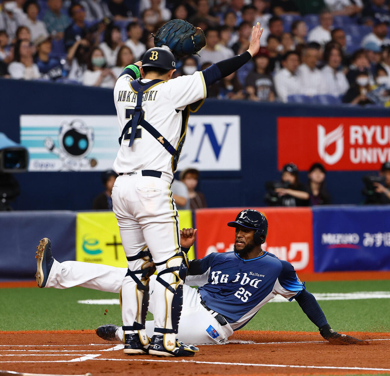 オリックス対西武　1回表西武1死二、三塁、平沢大河の先制犠飛で生還するアレクサンダー・カナリオ（撮影・上田博志)　