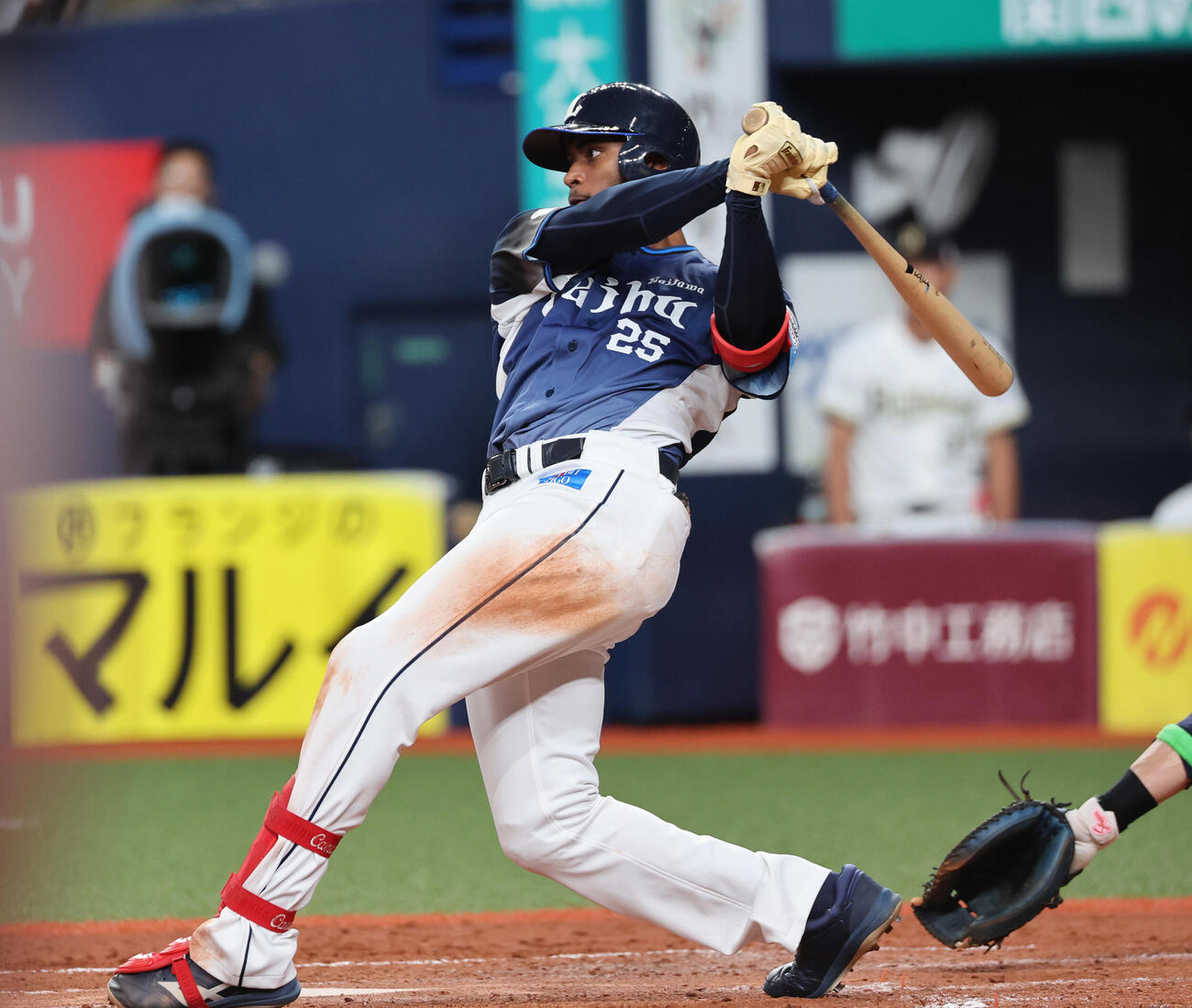 オリックス対西武　5回表西武2死二、三塁、アレクサンダー・カナリオは左前適時打を放つ（撮影・西尾就之）