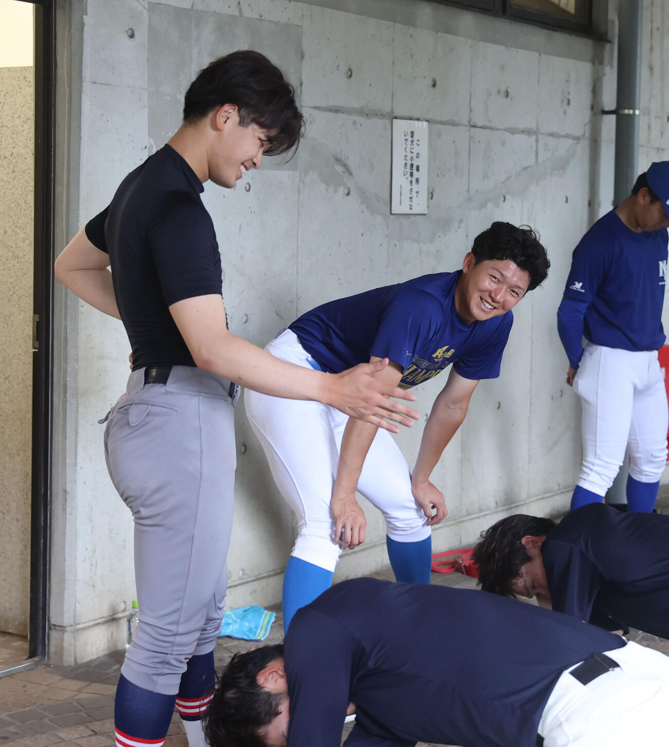 大学代表選考合宿で談笑する慶大・渡辺和大（左）と青学大・鈴木泰成（撮影・柴田隆二）