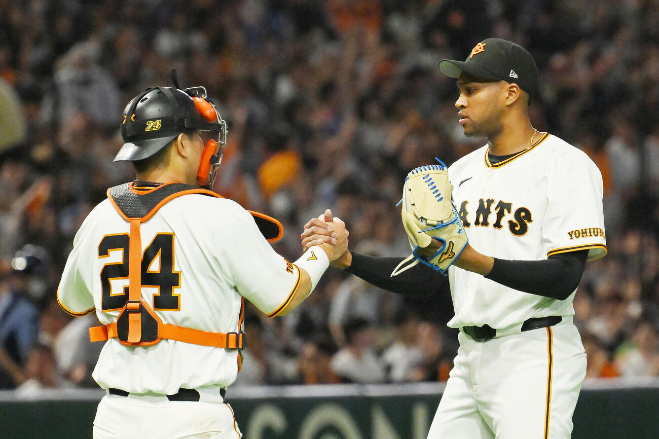 巨人対中日　9回表、巨人3番手で登板し試合を締めたライデル・マルティネス（右）は大城卓三と握手を交わす（撮影・滝沢徹郎）