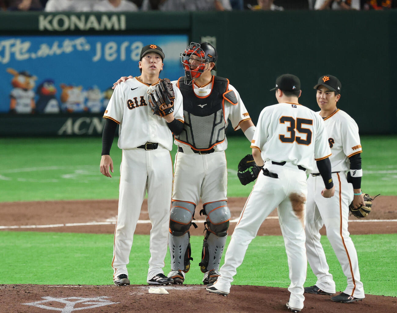 巨人対中日　8回表中日2死一塁、巨人2番手でマウンドに上がり大城卓三（右）と話をする大勢（撮影・増田悦実）
