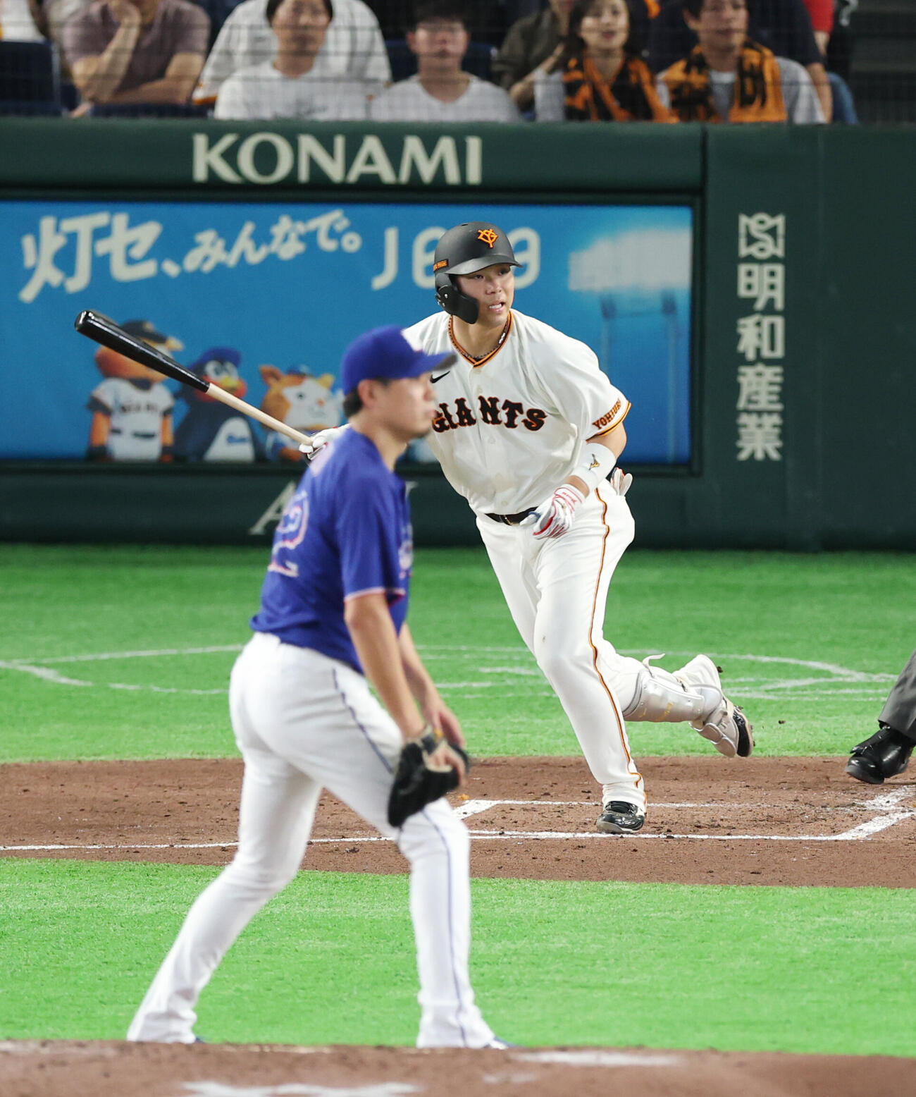 巨人対中日　4回裏巨人2死、安打を放つ大城卓三。投手は大野雄大（撮影・増田悦実）