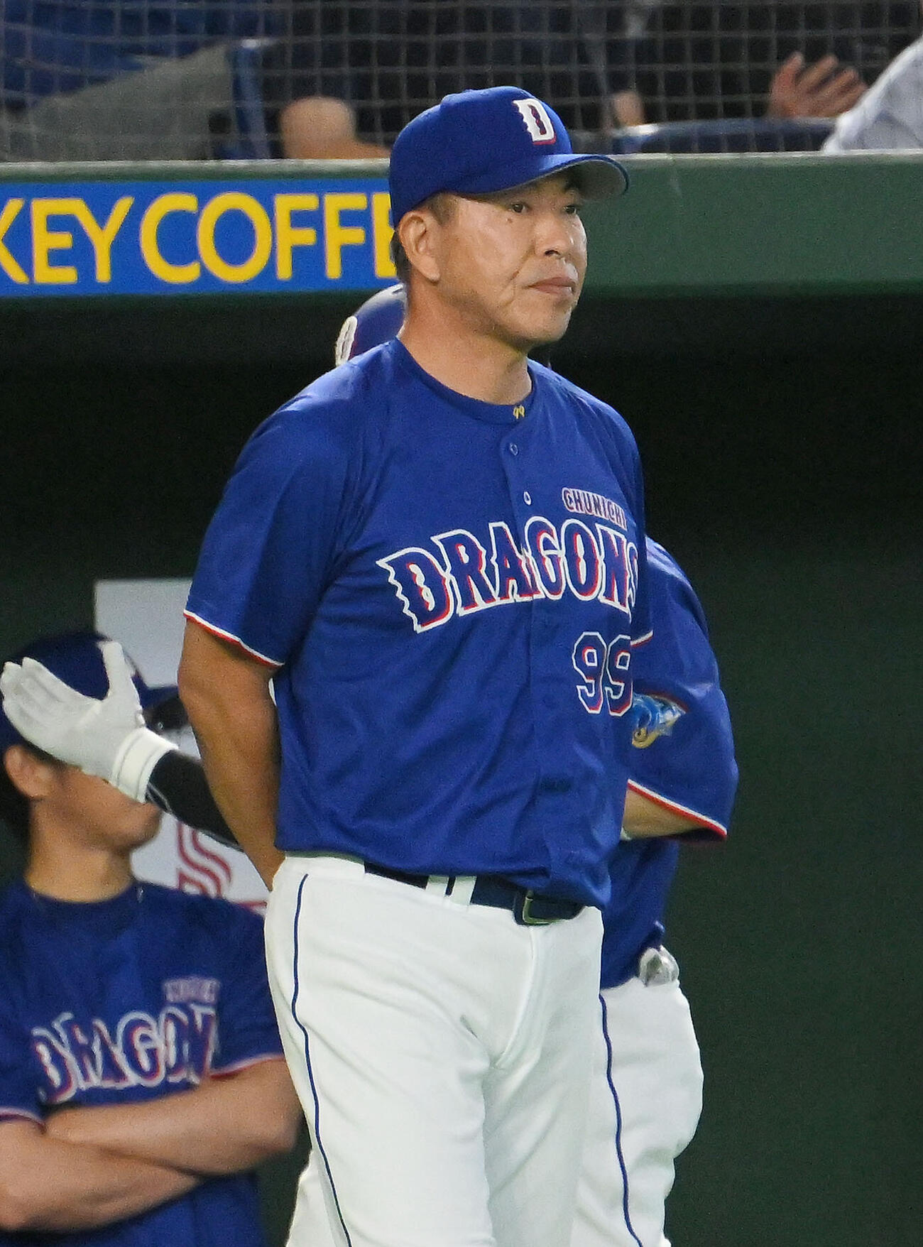巨人対中日　交代を伝えにベンチを出る中日井上一樹監督（撮影・滝沢徹郎）