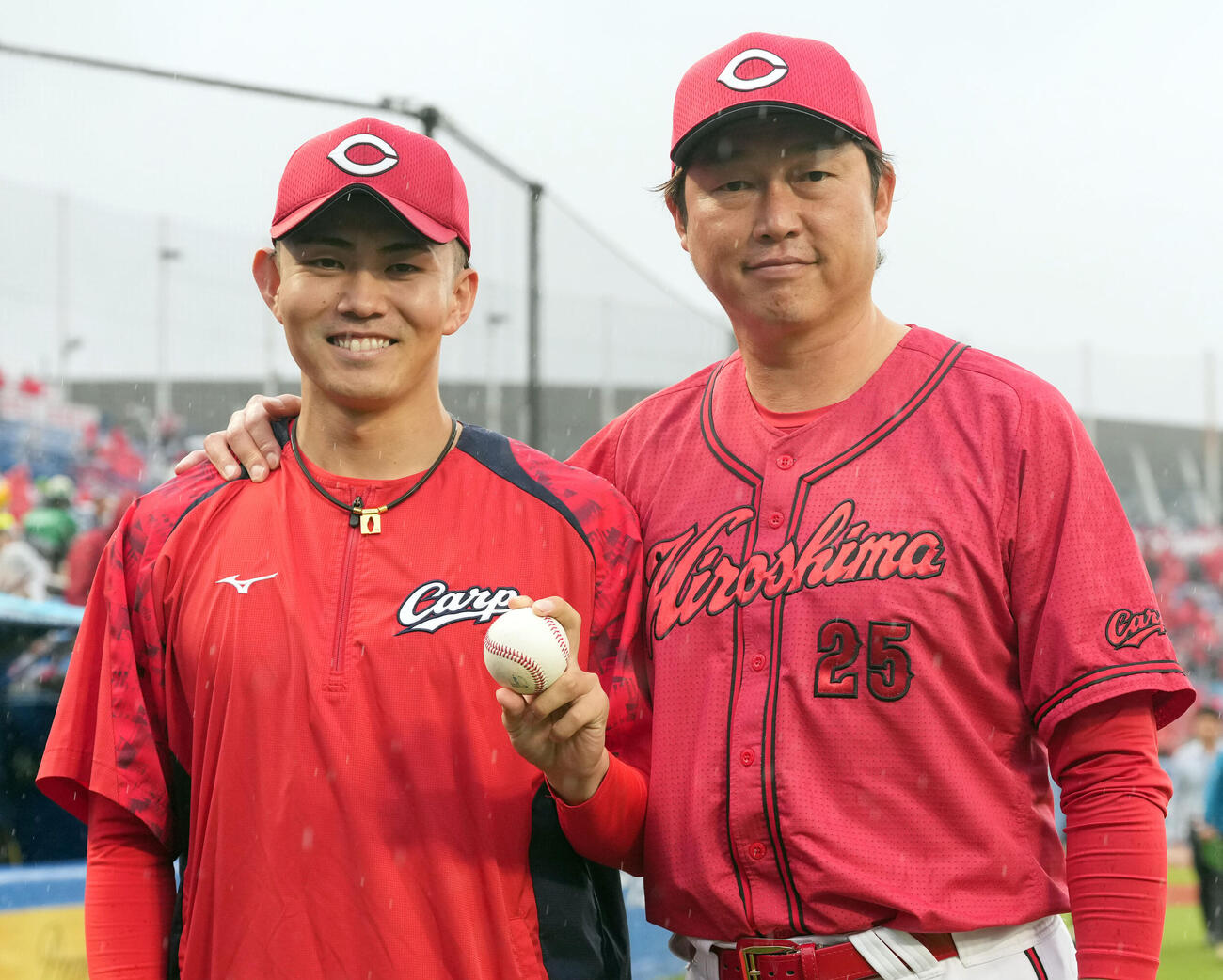 ヤクルト対広島　プロ初勝利を挙げ新井貴浩監督と記念撮影に納まる広島辻大雅（撮影・たえ見朱実）