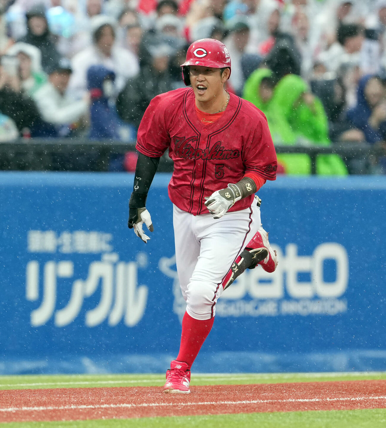 ヤクルト対広島　5回表広島無死一塁、右越えに2点本塁打を放ちほえる代打小園海斗（撮影・たえ見朱実）