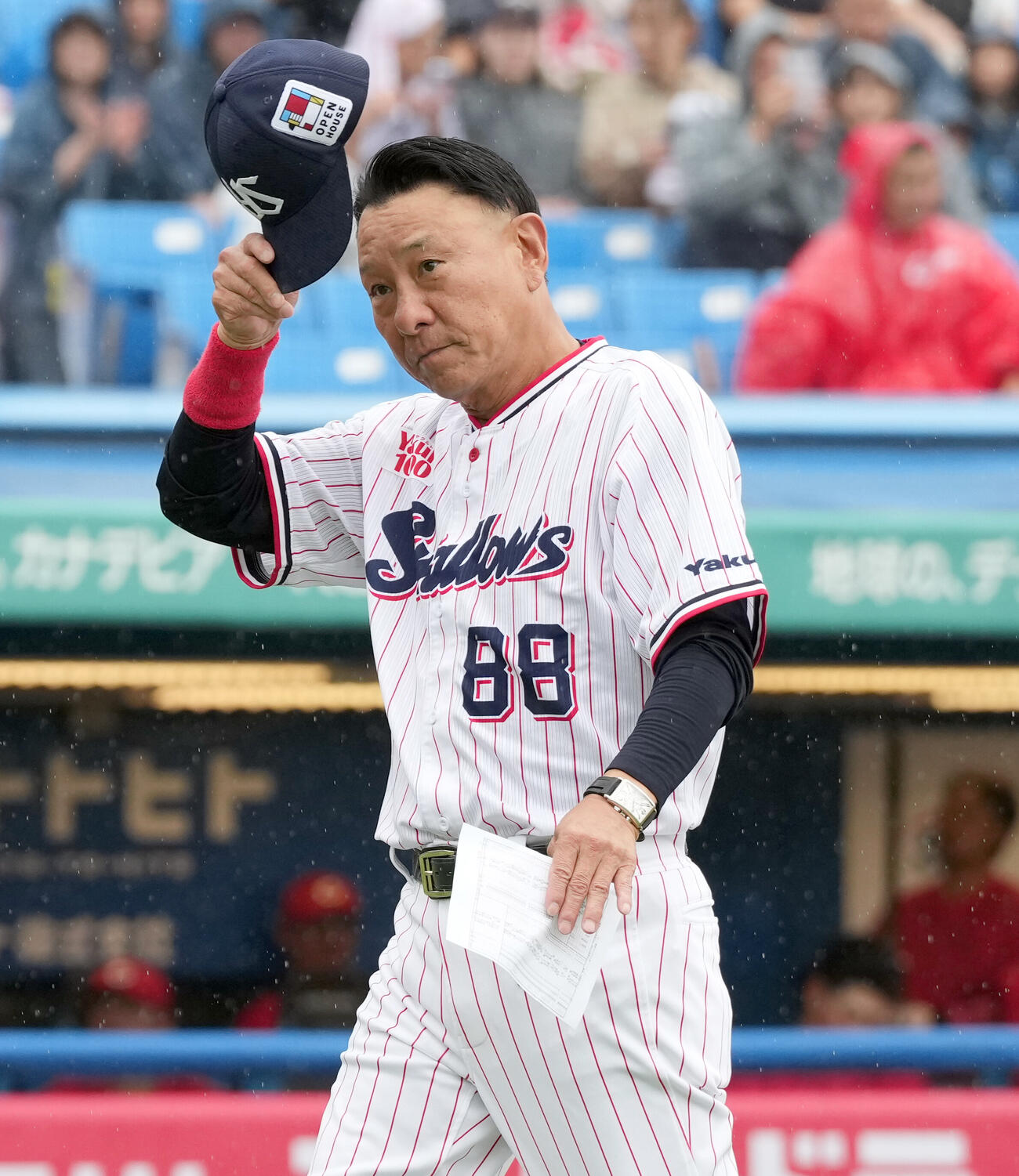 ヤクルト対広島　ファンの声援に応えるヤクルト池山隆寛監督（撮影・たえ見朱実）