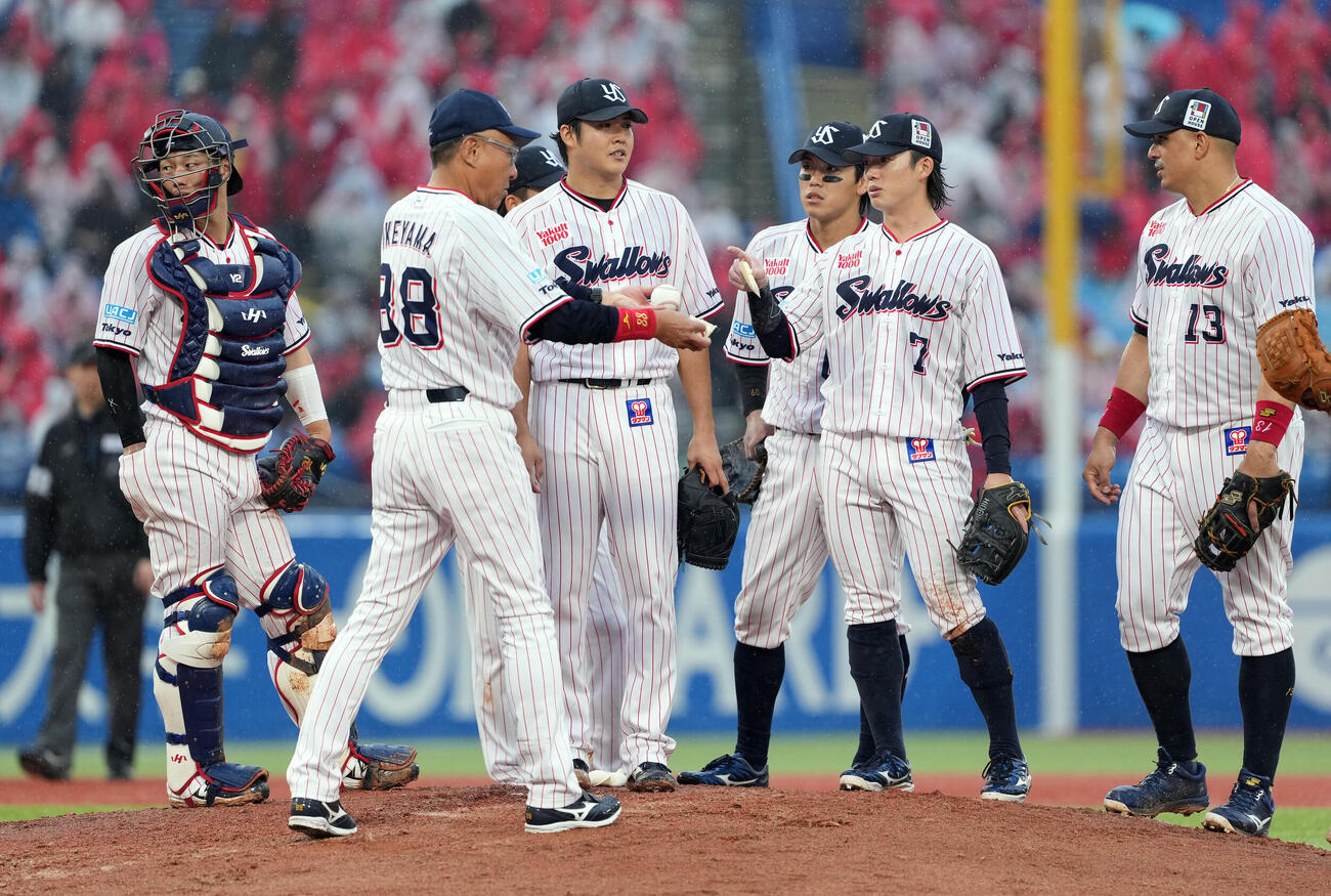 ヤクルト対広島　5回途中でマウンドを降りるヤクルトの先発松本健吾（中央）。左は池山隆寛監督（撮影・たえ見朱実）