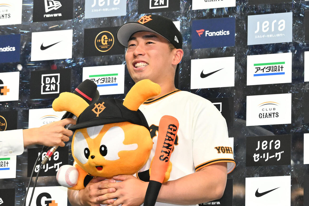 巨人対中日　ヒーローインタビューを受ける巨人浅野翔吾（撮影・滝沢徹郎）