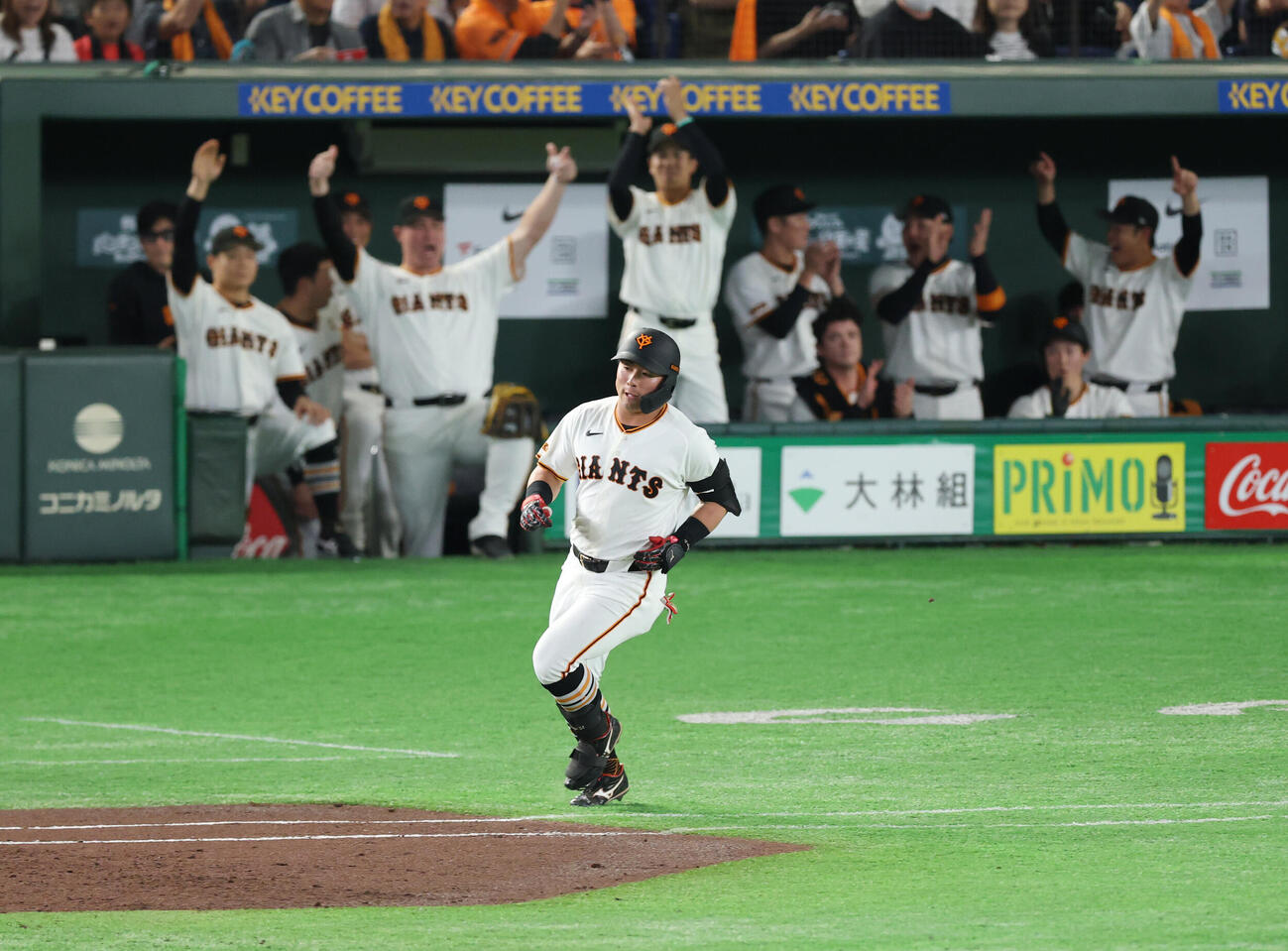 巨人対中日　3回裏巨人無死、先制本塁打を放つ浅野翔吾（撮影・増田悦実）