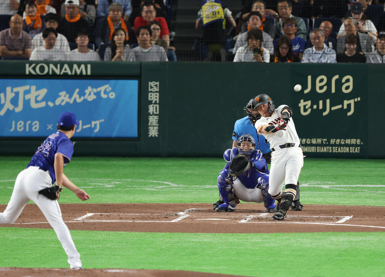 巨人対中日　3回裏巨人無死、先制本塁打を放つ浅野翔吾。投手は大野雄大（撮影・増田悦実）
