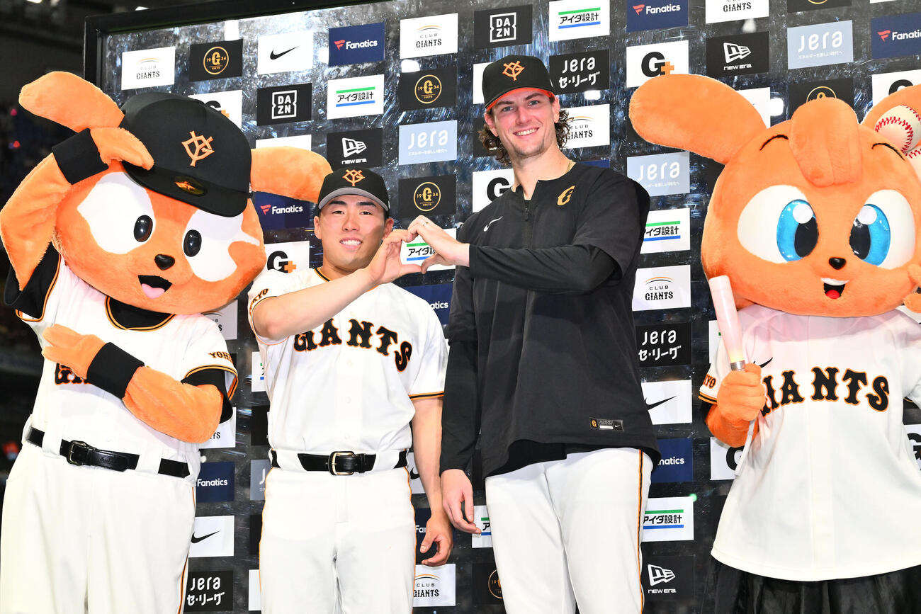 巨人対中日　ヒーローインタビューでポーズを決める巨人浅野翔吾（左）とフォレスト・ウィットリー（撮影・滝沢徹郎）