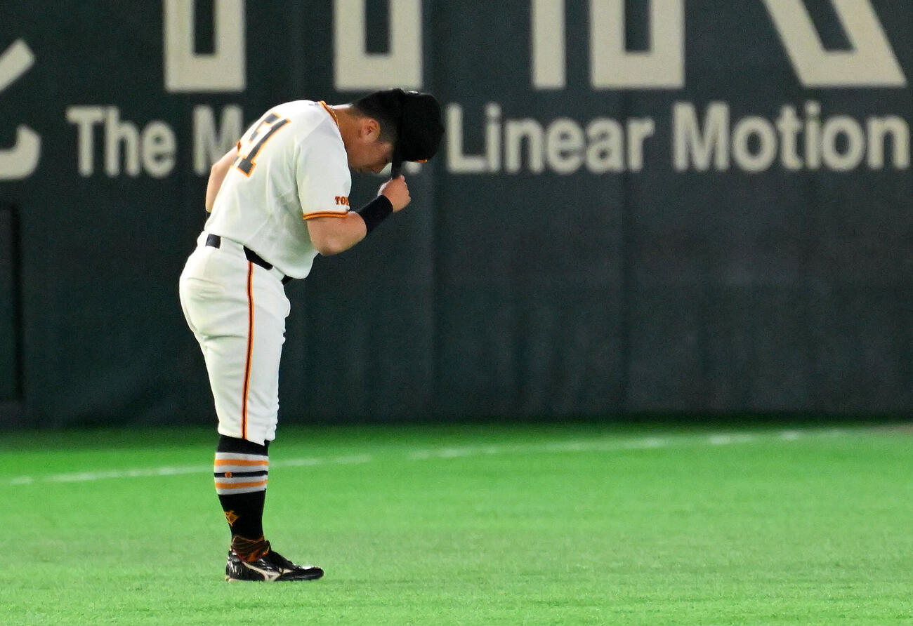 巨人対中日　3回裏に先制ソロ本塁打を放った巨人浅野翔吾はファンの祝福に一礼する（撮影・滝沢徹郎）