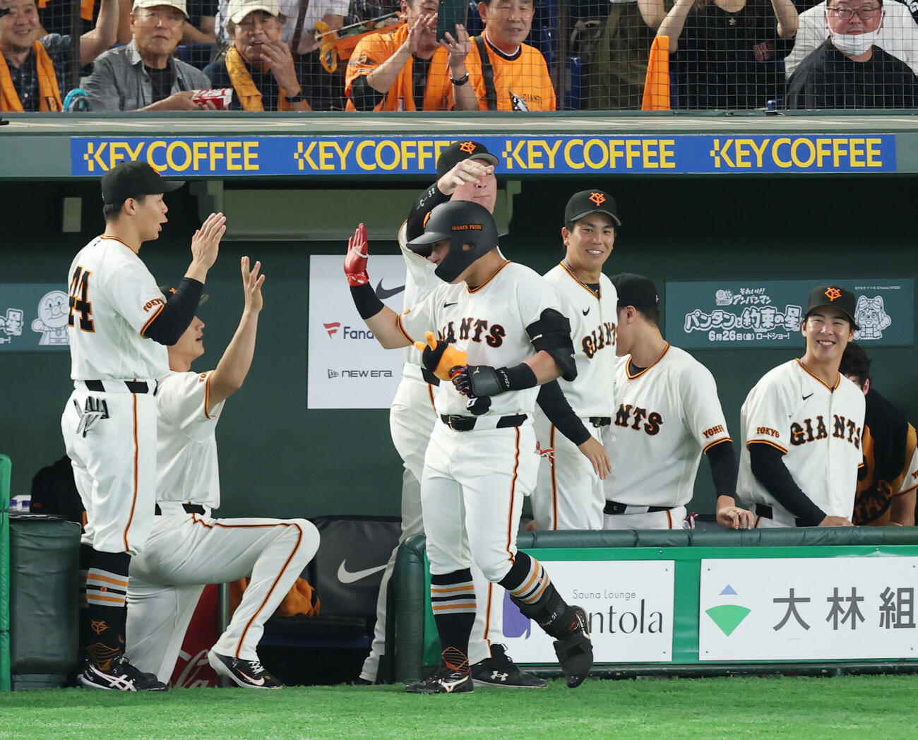 巨人対中日　3回裏巨人無死、先制本塁打を放ちナインとタッチを交わす浅野翔吾（撮影・増田悦実）