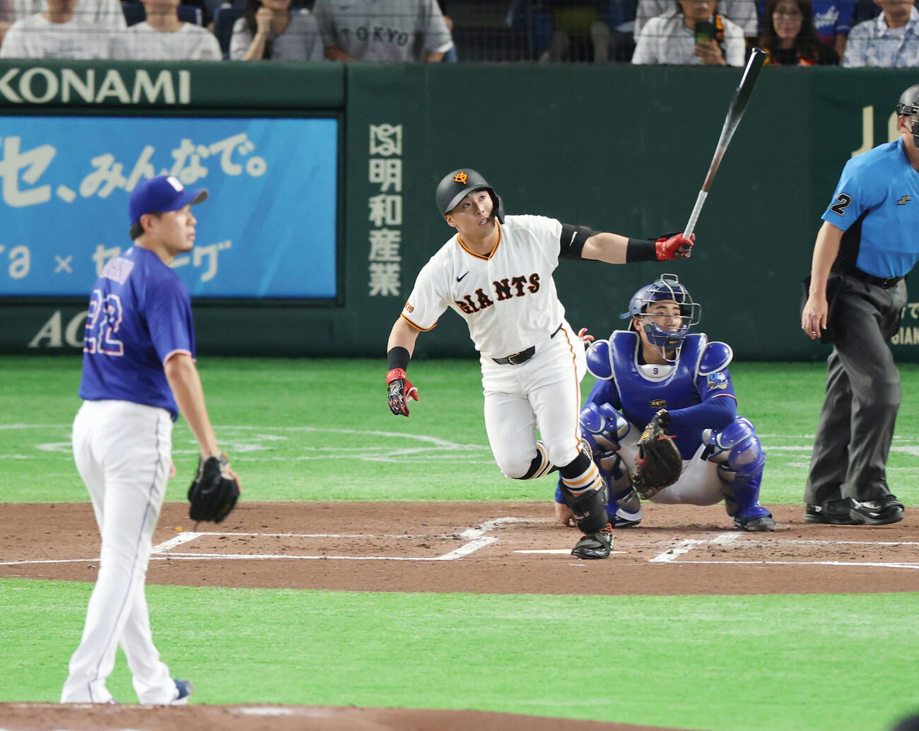 巨人対中日　3回裏巨人無死、先制本塁打を放つ浅野翔吾。投手は大野雄大（撮影・増田悦実）