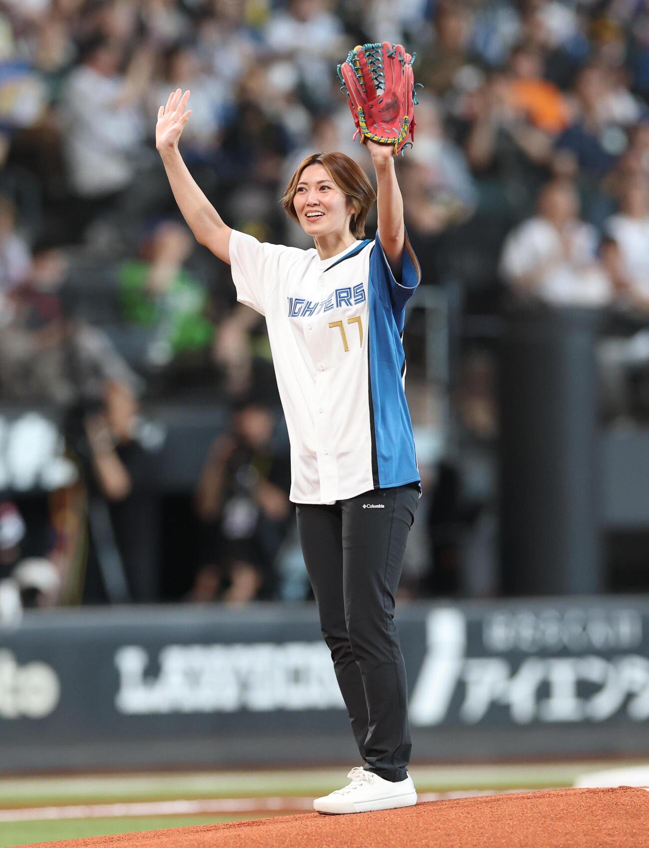 日本ハム対ソフトバンク　始球式を務めるカーリングの吉村紗也香（撮影・黒川智章）