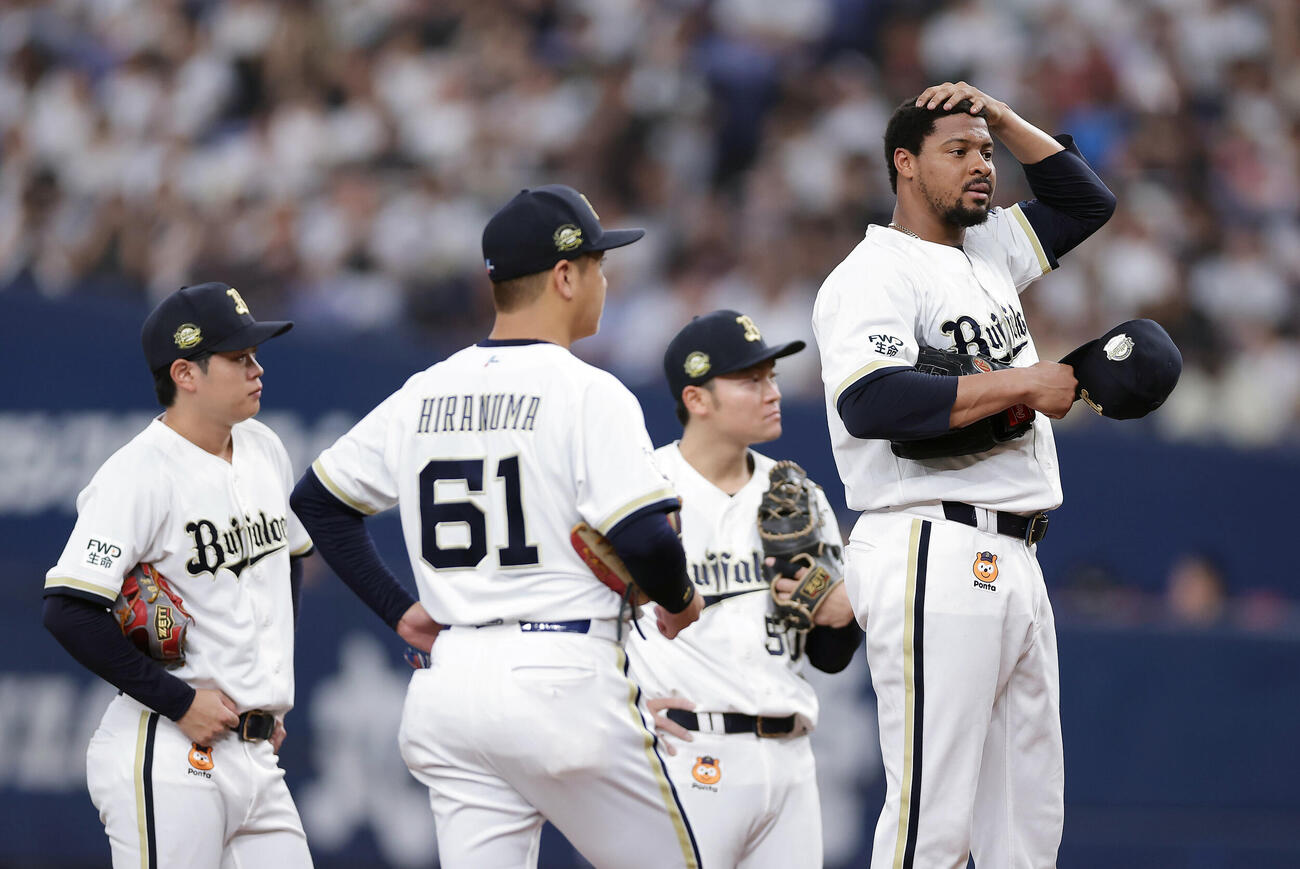 オリックス対西武　5回表西武2死一、二塁、古賀悠斗に適時打を許し、頭を抱えるルイス・ペルドモ（右端）（撮影・前田充）