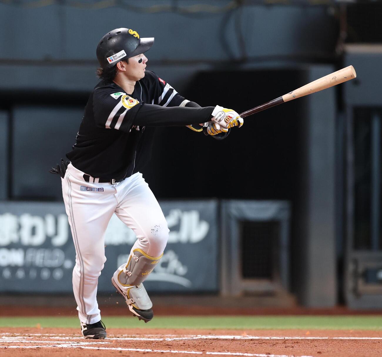 日本ハム対ソフトバンク　3回表ソフトバンク1死、本塁打を放つ正木智也（撮影・黒川智章）