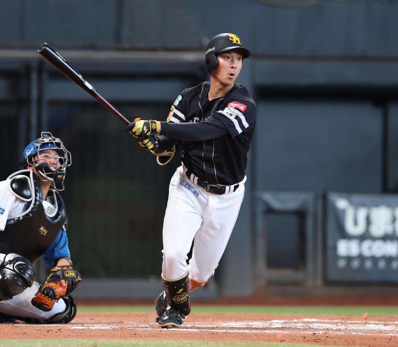 日本ハム対ソフトバンク　6回表ソフトバンク2死一、二塁、適時二塁打を放つ柳町達（撮影・黒川智章）