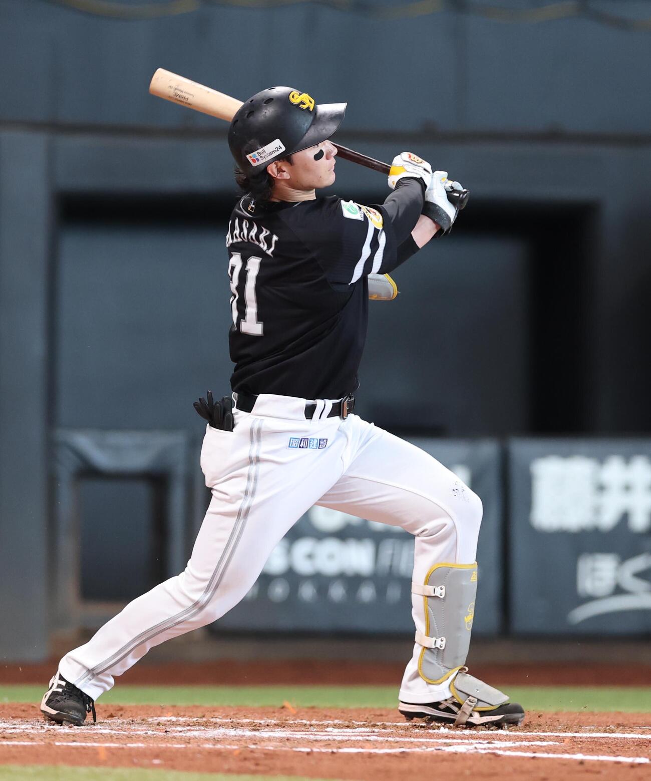 日本ハム対ソフトバンク　3回表ソフトバンク1死、本塁打を放つ正木智也（撮影・黒川智章）