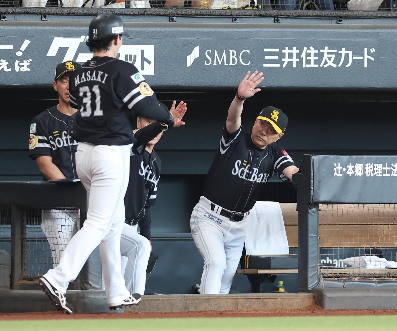 日本ハム対ソフトバンク　1回表、生還した正木智也を出迎える小久保裕紀監督（撮影・黒川智章）
