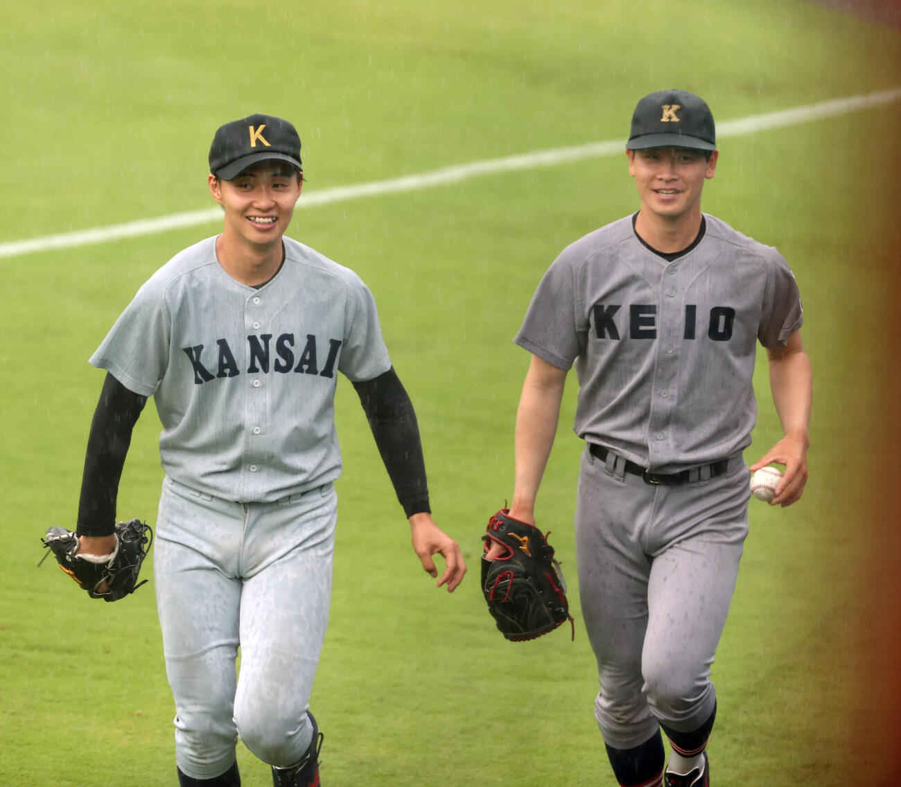 大学代表選考合宿でキャッチボールの後、関大・米沢友翔（左）と慶大・渡辺和大は笑顔でベンチに戻る（撮影・柴田隆二）