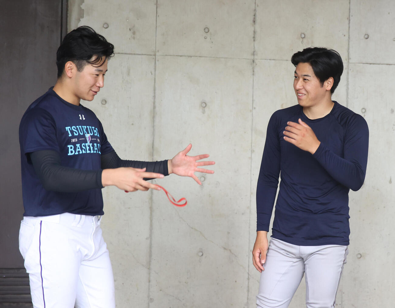 大学代表選考合宿で談笑する筑波大・松田優樹（左）と立命大・有馬伽久（撮影・柴田隆二）