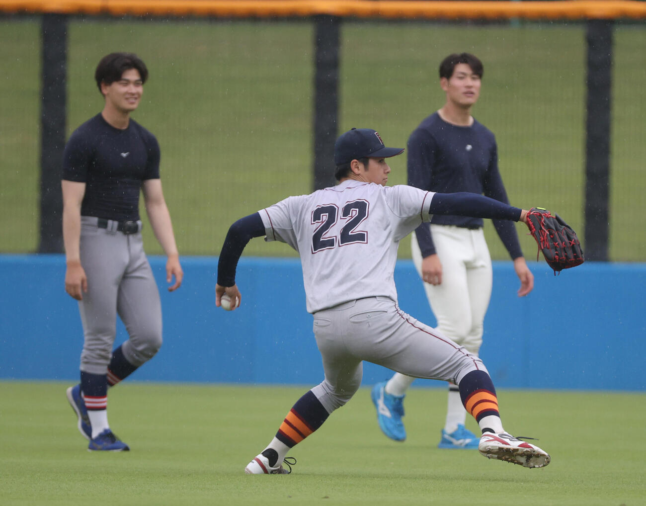 大学代表選考合宿でキャッチボールする立命大・有馬伽久（中央）。左は慶大・渡辺和大、東北福祉大・猪俣駿太（撮影・柴田隆二）