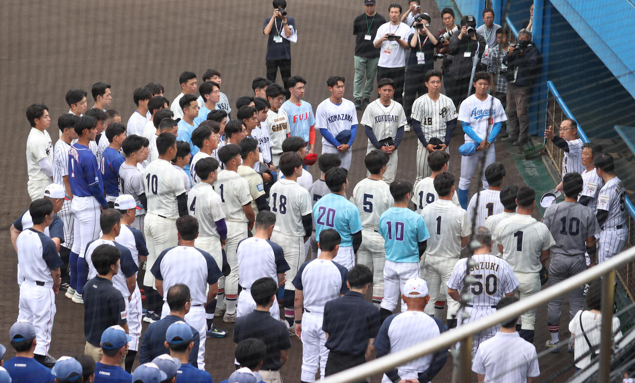侍ジャパン大学代表選考合宿に集合しミーティングする選手たち（撮影・柴田隆二）
