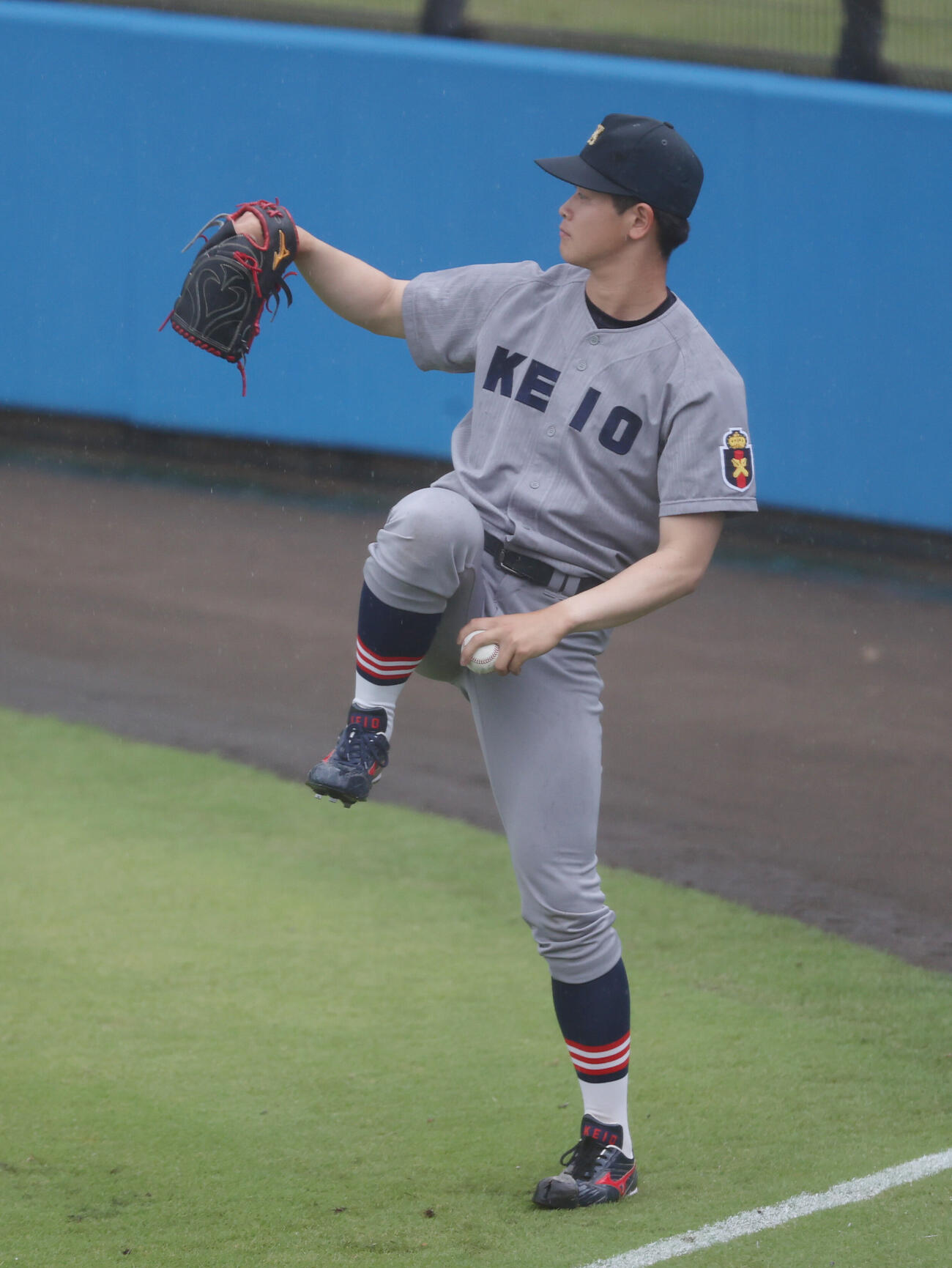 代表選考合宿でキャッチボールする慶大・渡辺和大（撮影・柴田隆二）