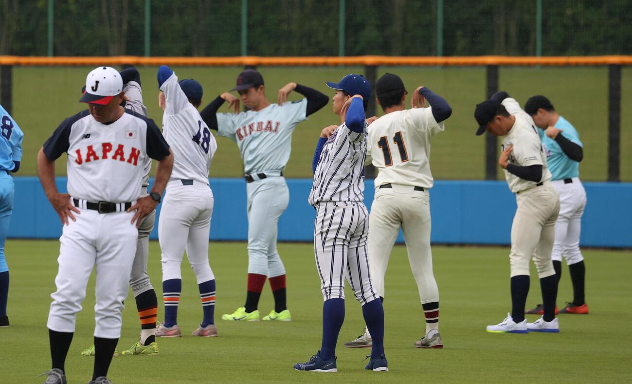 侍ジャパン大学代表選考合宿でストレッチする選手たち（撮影・柴田隆二）