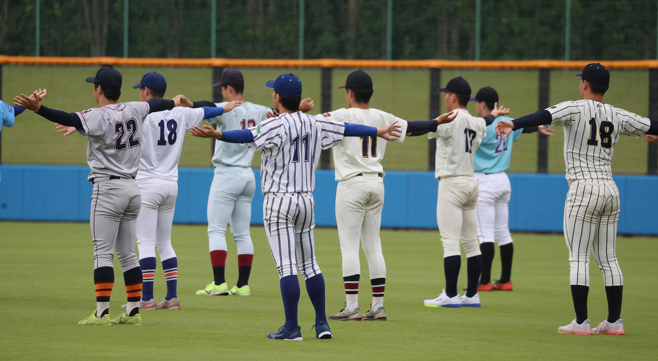 侍ジャパン大学代表選考合宿でストレッチする選手たち（撮影・柴田隆二）