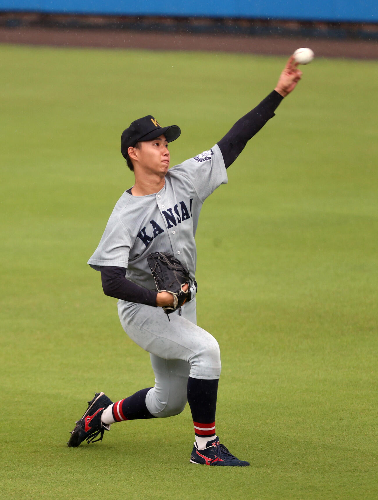 代表選考合宿でキャッチボールする関大・米沢友翔（撮影・柴田隆二）