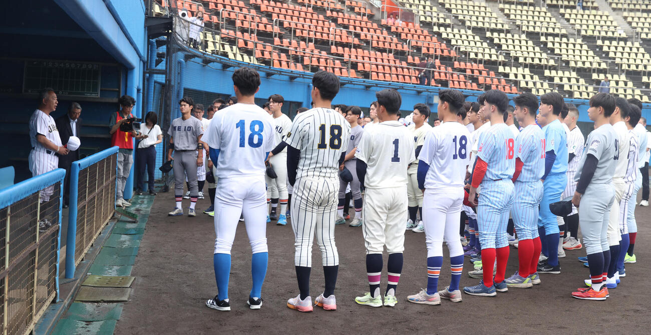 侍ジャパン大学代表選考合宿で選手にあいさつする鈴木英之侍ジャパン大学代表監督（左端）（撮影・柴田隆二）