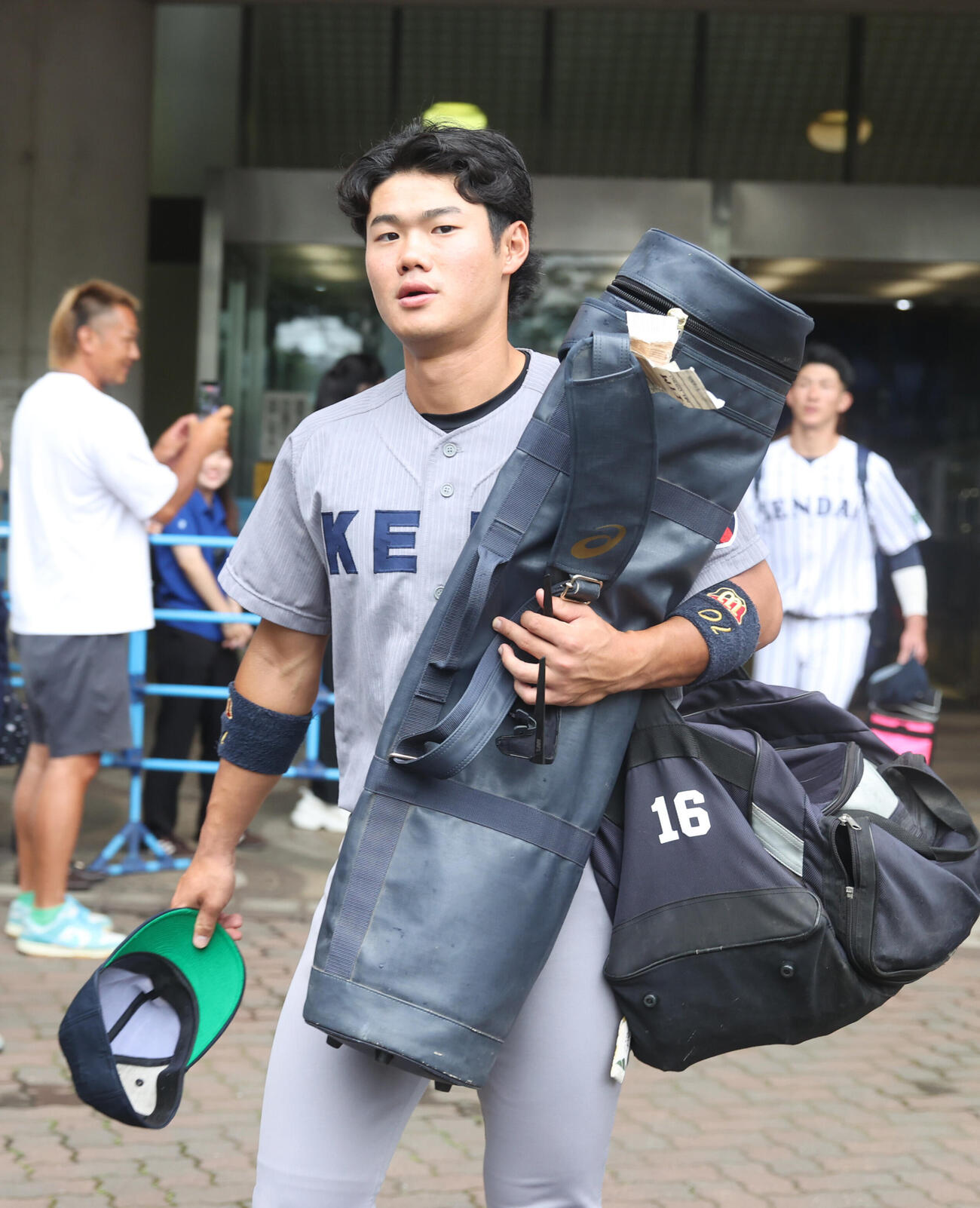 大学代表選考合宿で雨のため室内練習場に向かう慶大・今津慶介（撮影・柴田隆二）