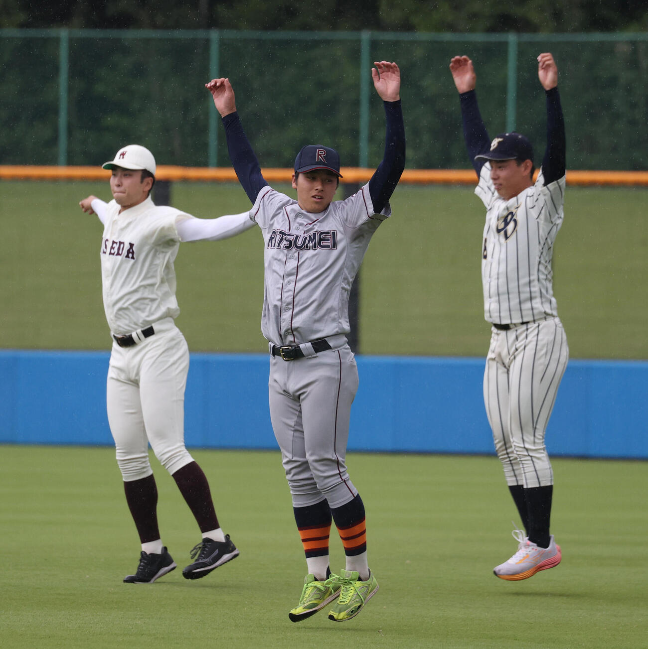 代表選考合宿でストレッチする立命大・有馬伽久（中央）（撮影・柴田隆二）