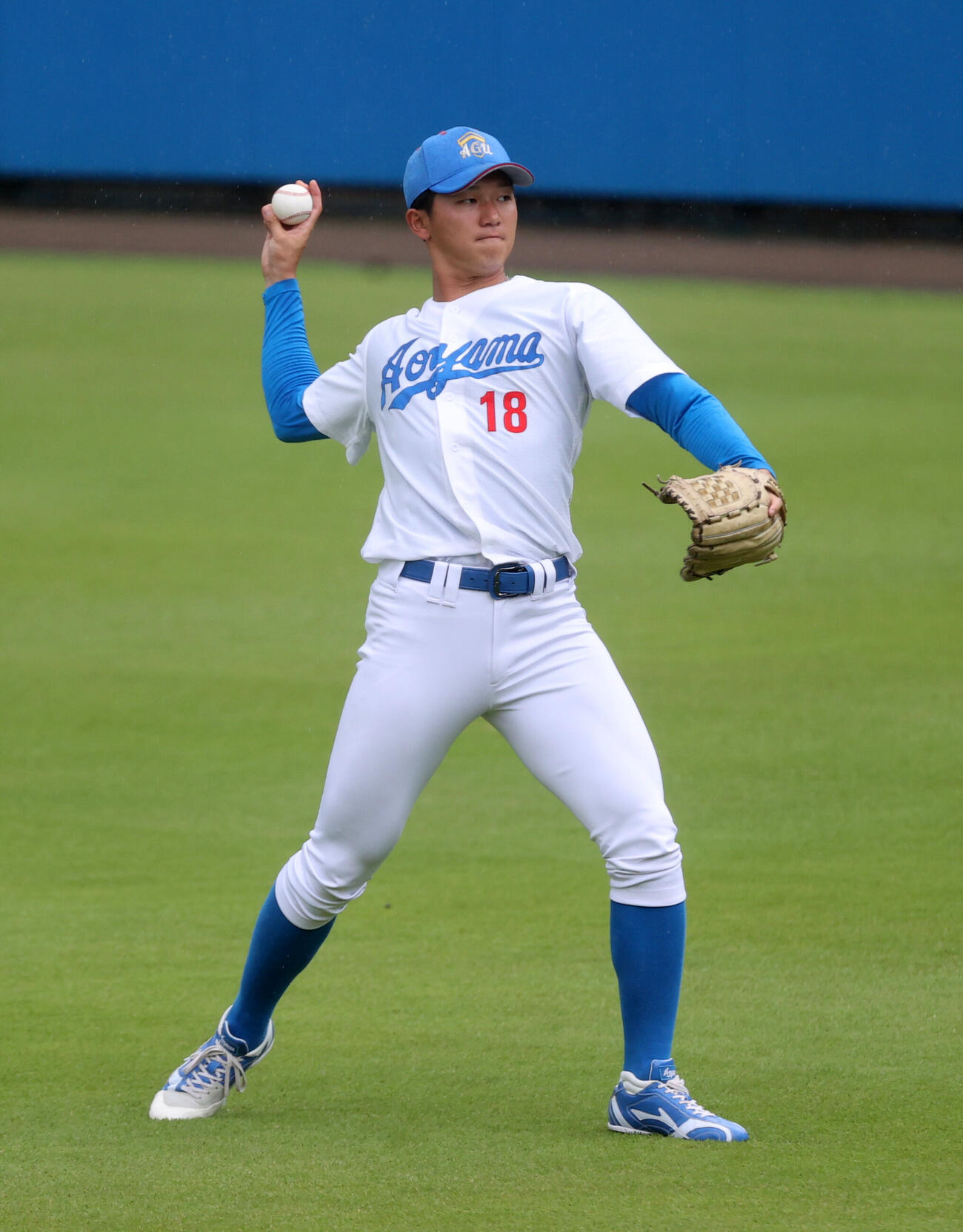 代表選考合宿でキャッチボールする青学大・鈴木泰成（撮影・柴田隆二）