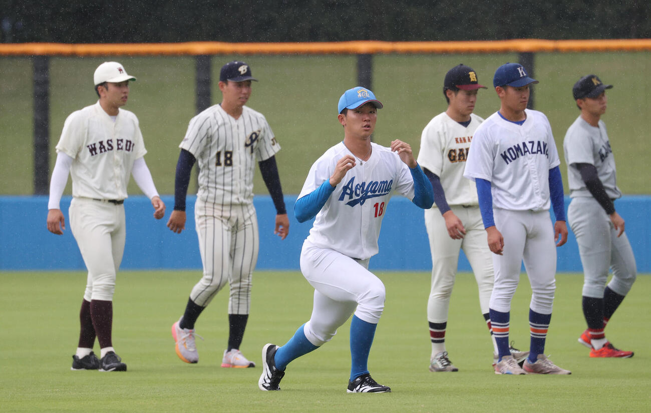 代表選考合宿でストレッチする青学大・鈴木泰成（中央）（撮影・柴田隆二）